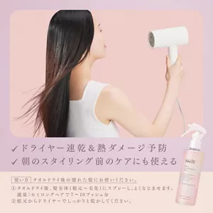 meltの髪の化粧水スプレーをタオルドライ後の濡れた髪に使用し、ドライヤーで乾かす使い方を紹介する画像。速乾・熱ダメージ予防、朝のスタイリング前のケアにも使えることを訴求。