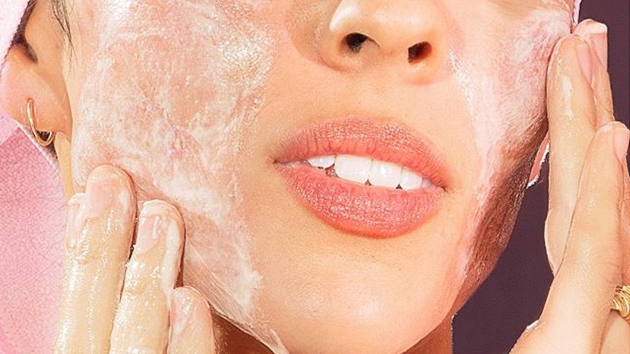 Whiteheads vs. Blackheads: Key Differences | Bioré Skincare Blog Whiteheads vs. Blackheads: Key Differences | Bioré Skincare Blog