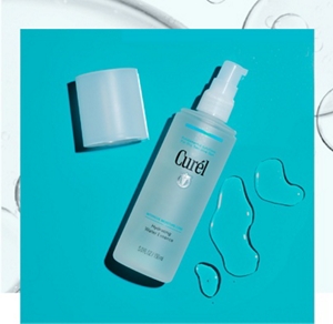 Curél Hydrating Water Essence and droplets of product against a teal background