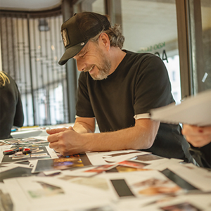 Goldwell Global Artist Neil Barton sammelt Inspiration für seinen nächsten Look