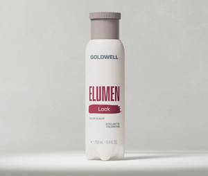 Photo de produit du Goldwell Elumen Lock montrant un flacon blanc d'Elumen Lock posé sur un fond de studio gris clair.