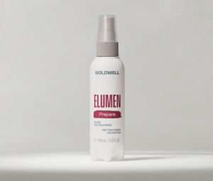 Photo de produit Goldwell Elumen Prepare montrant un flacon vaporisateur Elumen Prepare blanc posé sur un fond de studio gris clair.