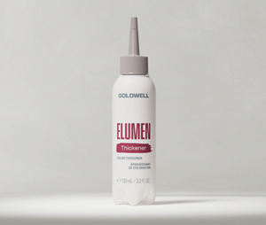 Photo de produit du Goldwell Elumen Thickener montrant un flacon applicateur blanc d'Elumen Thickener posé sur un fond de studio gris clair.