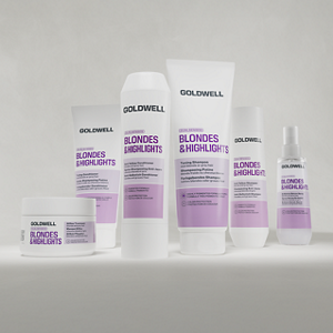 Goldwell Dualsenses Blondes & Highlights haircare προϊόντα, τα οποία παρουσιάζονται ως σαμπουάν, μαλακτικό, θεραπεία και σπρέι σε λευκές και μοβ συσκευασίες, τοποθετημένα πάνω σε ένα απαλό ανοιχτό γκρι φόντο στούντιο.