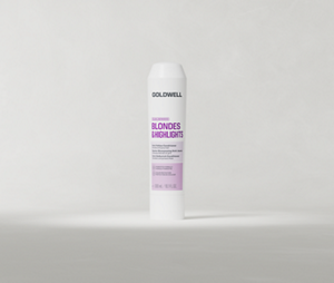 Un tube de 300 ml d'après-shampoing Goldwell Dualsenses Blondes & Highlights, posé à la verticale sur un fond de studio gris clair et doux.