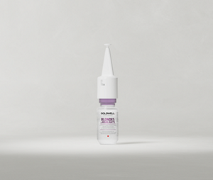 Goldwell Dualsenses Blondes & Highlights Intensive Conditioning Serum, τοποθετημένη σε όρθια θέση πάνω σε ένα απαλό ανοιχτό γκρι φόντο στούντιο.