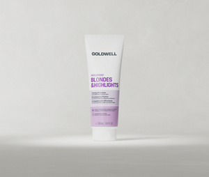Goldwell Dualsenses Blondes & Highlights Toning Shampoo, σε σωληνάριο των 250 ml, τοποθετημένο σε όρθια θέση πάνω σε ένα απαλό ανοιχτό γκρι φόντο στούντιο.