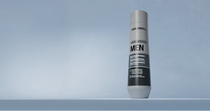 Een fles Goldwell Dualsenses Men Hair & Body Shampoo, rechtop afgebeeld tegen een zachtblauwe studioachtergrond.