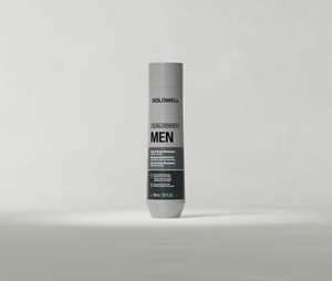 Goldwell Dualsenses Men Hair & Body Shampoo in een fles van 300 ml, rechtop geplaatst tegen een lichtgrijze studioachtergrond.