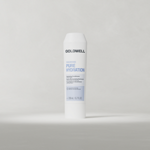 Goldwell Dualsenses Pure Hydration Conditioner in een fles van 300 ml, rechtop geplaatst tegen een zachte, lichtgrijze studioachtergrond.