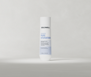 Goldwell Dualsenses Pure Hydration Shampoo in een fles van 250 ml, rechtop staand op een lichtgrijze studioachtergrond.