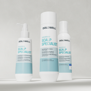 Die Haarpflegeprodukte Goldwell Dualsenses Scalp Specialist werden als drei weiße und aquafarbene Flaschen dargestellt, die vor einem sanften, hellgrauen Studiohintergrund angeordnet sind.
