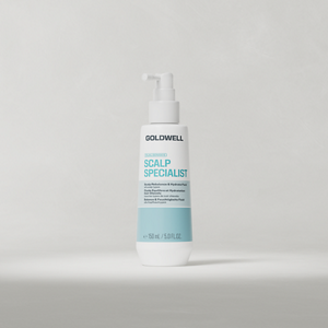 Eine Pumpflasche mit dem Produkt „Goldwell Dualsenses Scalp Specialist Rebalance Hydrate Fluid“, die aufrecht auf einem weichen, hellgrauen Studiohintergrund steht.