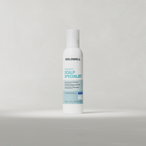 Eine Flasche „Goldwell Dualsenses Scalp Specialist Sensitive Foam Shampoo“, die aufrecht auf einem weichen, hellgrauen Studiohintergrund steht.