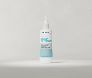 Goldwell Dualsenses Scalp Specialist Anti-Haarausfall-Serum in einer Flasche mit spitzer Spitze, aufrecht stehend vor einem weichen, hellgrauen Studiohintergrund.
