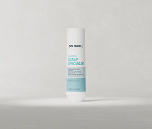 Goldwell Dualsenses Scalp Specialist Densifying Shampoo 250 ml in einer Flasche mit spitzer Öffnung, aufrecht stehend vor einem weichen, hellgrauen Studiohintergrund.