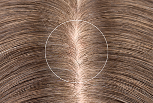 Bild zur Goldwell Dualsenses Scalp Specialist Caffeine-Technologie, das brünettes Haar und die Kopfhaut zeigt, mit nebeneinander angeordneten kreisförmigen Überlagerungen, die den Effekt mit und ohne Kopfhautpflege vergleichen.