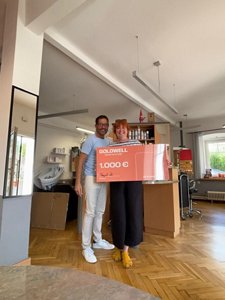 Models, die mit blonden Haaren und gekämmten Haaren posieren