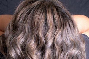 Woman with ashy-beige mushroom blonde hair