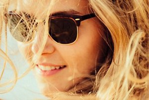 Close-up of a blonde woman with sunglasses