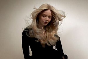 Blonde woman with toned hair after using purple shampoo