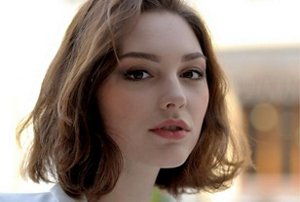 Young woman with a volumised brunette French bob style