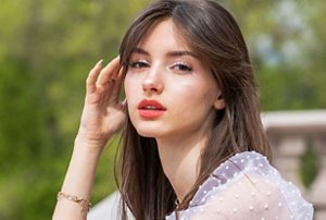 Woman with a hairstyle with face-framing layers
