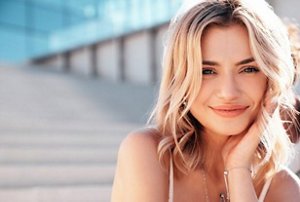 Blonde woman with a curtain fringe