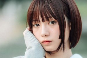 Young woman with a short hime hairstyle