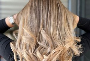 Woman with a perfectly-undone curly hairstyle