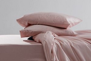 Set of silk bedding, including silk pillowcases