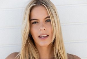 Woman with dark blonde hair with a light blonde money piece