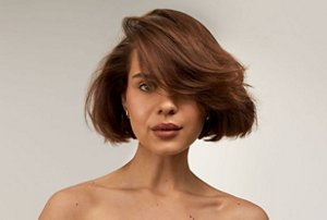 Brunette woman with a volumised, messy lob