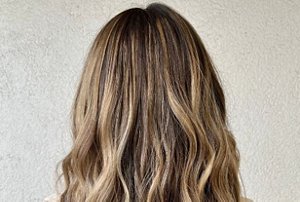 Brunette woman with a deep, dark brown root melt