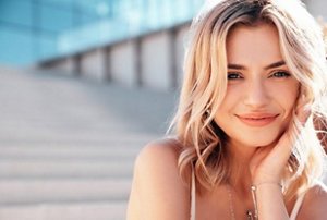 Blonde woman with a shoulder-length haircut with curtain bangs