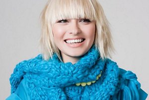 Woman with a rounded mullet with a straight fringe