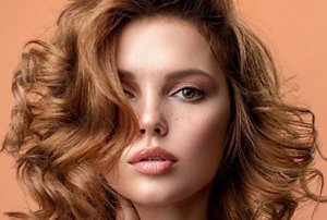 Woman with auburn hair with a wispy hairstyle