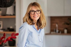 Woman with a curtain fringe with wispy layers