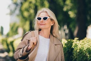 Pretty blonde lady with a voluminous lob