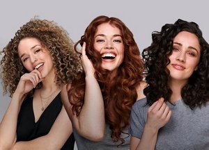 mujer con cabello rubio sentada