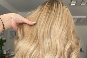 Honey blonde sombré hair