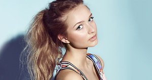 john-frieda-loose-wavy-ponytail-banner