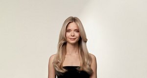 133662_JF_2026_New_Website_ProductCollectionPage_StillImages_BLONDE_Desktop_1920x1018px_SB_model