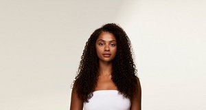 133662_JF_2026_New_Website_ProductCollectionPage_StillImages_CURLS_Desktop_1920x1018px_model_Mia