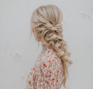Blonde%20woman%20at%20prom%20with%20a%20fishtail%20braid