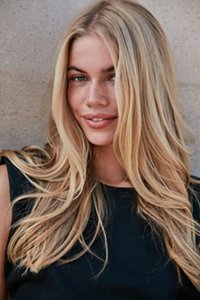 Young blonde woman with a contrasting money piece