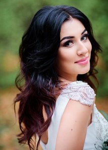 Pretty bride with a butterfly cut styled in soft, voluminous waves