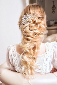 Bridesmaid with half-up twist hairstyle with loose curls