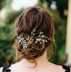Bridesmaid with a low bun structured hairstyle with vintage accessories
