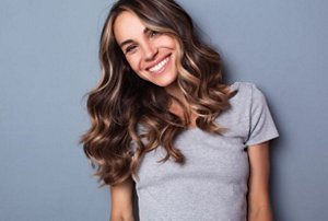 Brunette woman with a bronde money piece